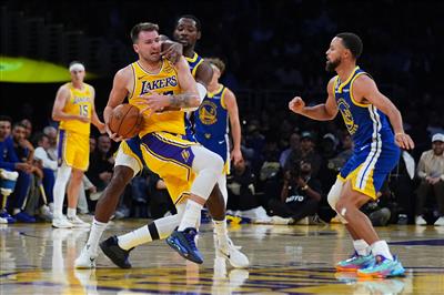 카레를 훔친 것을 축하하기 위해 어깨를 흔들고 있습니까? Doncic: 아니요, 그 당시에는 무엇을 해야할지 몰랐습니다.