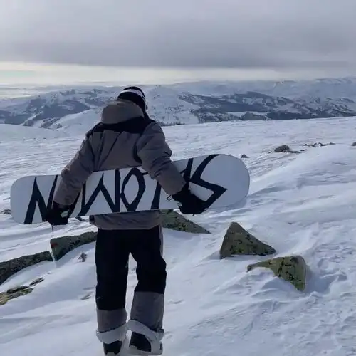 약간 뒤틀리게 하다