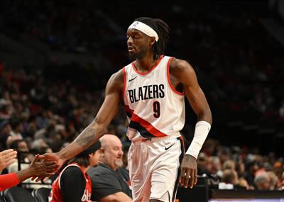 트레일블레이저스는 한 쿼터에 3점슛 9개를 성공시킨 데 이어 2쿼터에도 워리어스를 13점차로 제치고 역전승을 거뒀다.