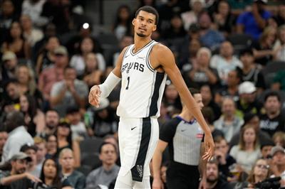 번야마는 29득점, 11리바운드, 9블록을 기록했지만 플러스마이너스 -12를 기록하며 6파울로 경기를 떠났다.