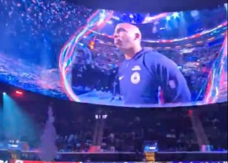 홈에서 다시 클리퍼스를 위해 경기하는 팬들은 폴에게 귀청이 터질 듯한 환호를 보냈습니다