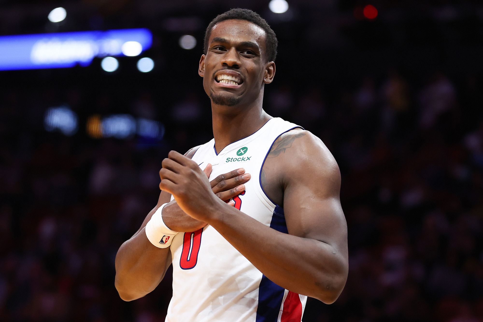 22세의 듀렌은 4번이나 20+20을 기록했는데, 이는 지난 45년 동안 오닐과 하워드에 이어 두 번째입니다.