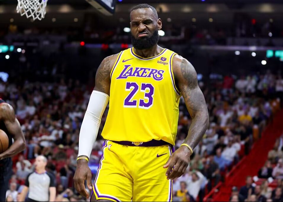 미국 리포터: 제임스는 트레이드를 요청한 적이 없으며, 그를 데려오려는 팀들은 의도적으로 소문을 퍼뜨렸습니다.