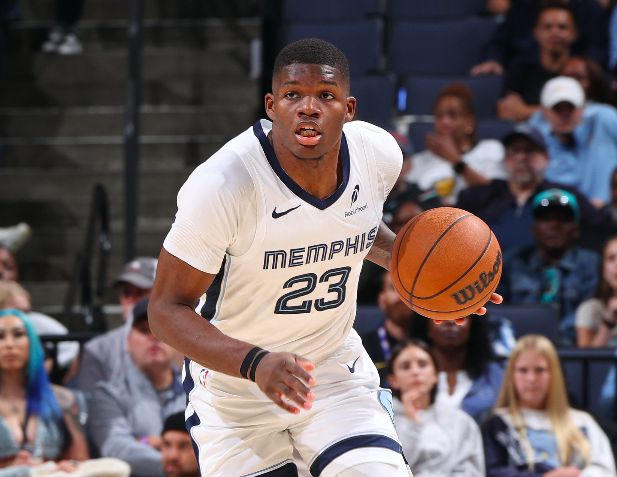 새로운 팀원의 벽에 부딪히세요! 전체 11번픽인 카워드는 12개의 슛 중 3개의 슛과 6개의 3점슛 중 1개에서 12득점에 그쳤다.