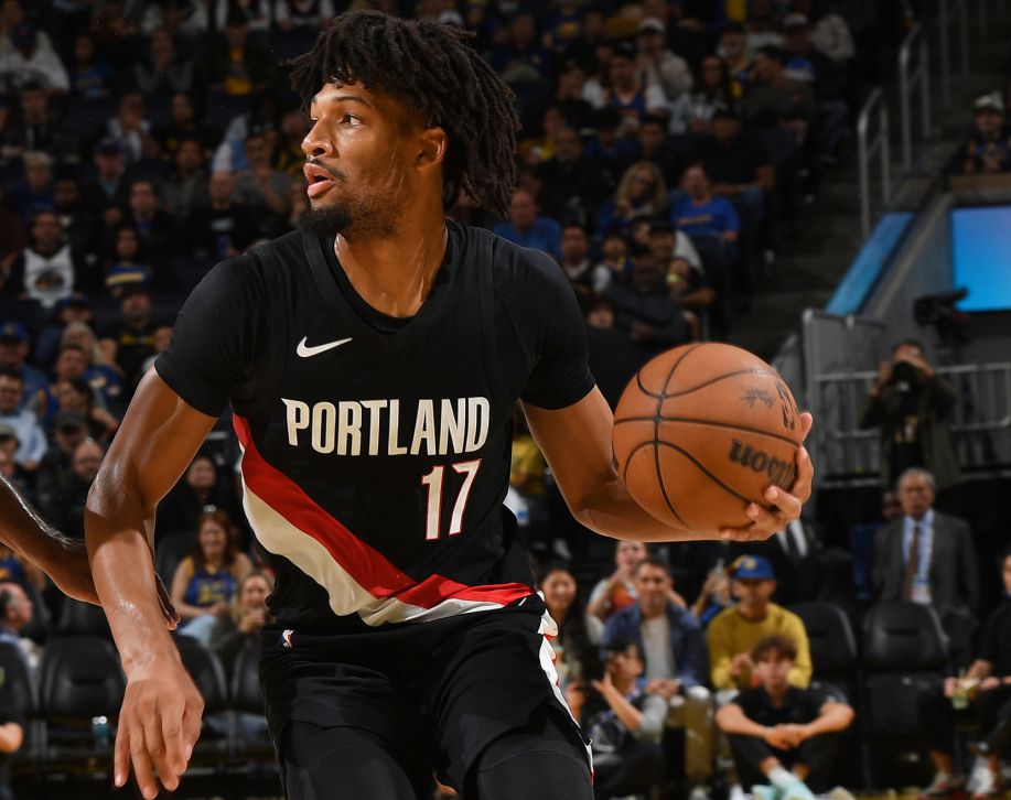 샤프는 2쿼터부터 돌진해 전반 20득점을 올리며 아브디야와 팀을 이뤄 팀을 득점으로 이끌었다.