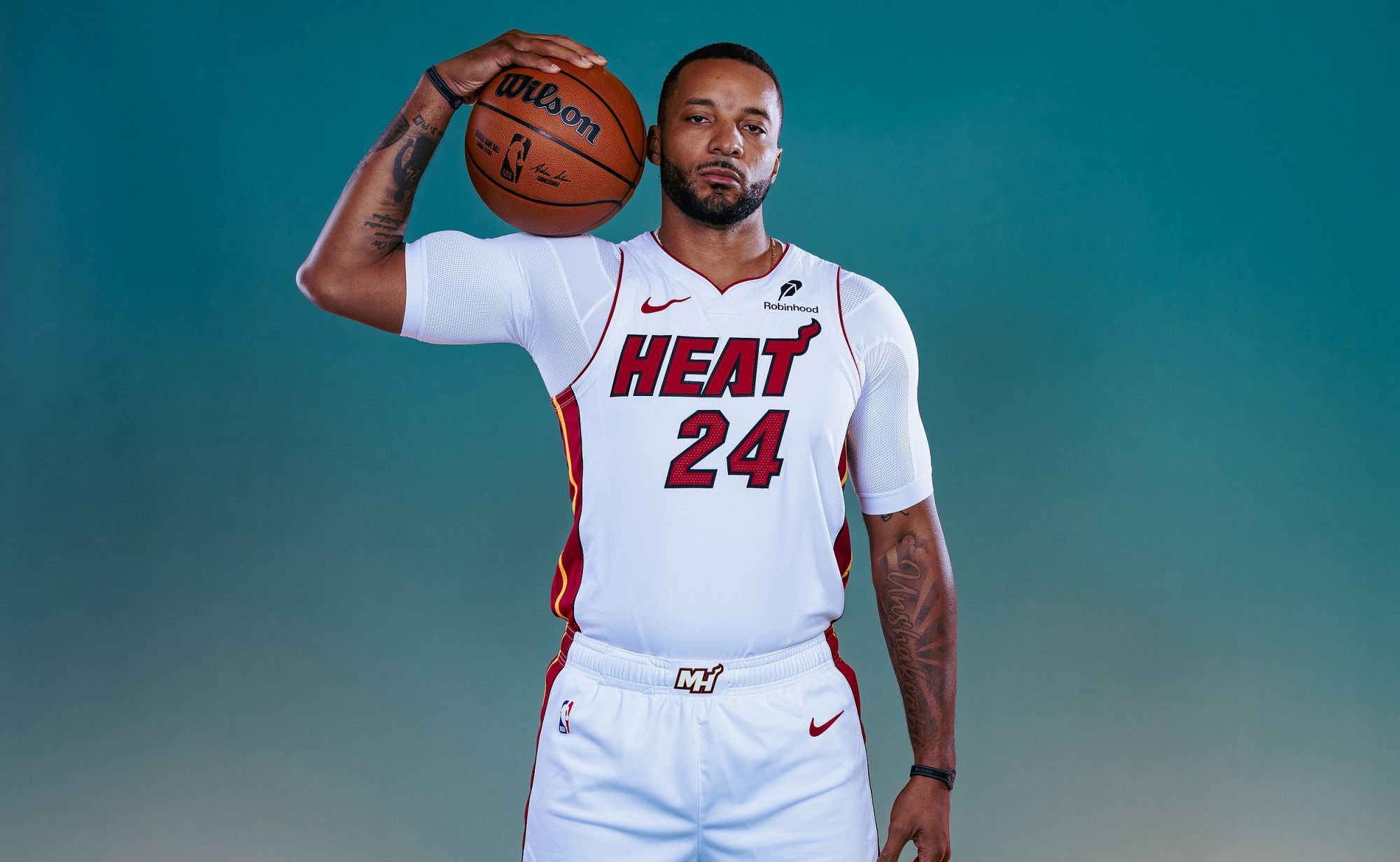 핫볼 컨트롤! 파월은 전반전 3점슛 5개 중 4개에 17득점을 올렸다.