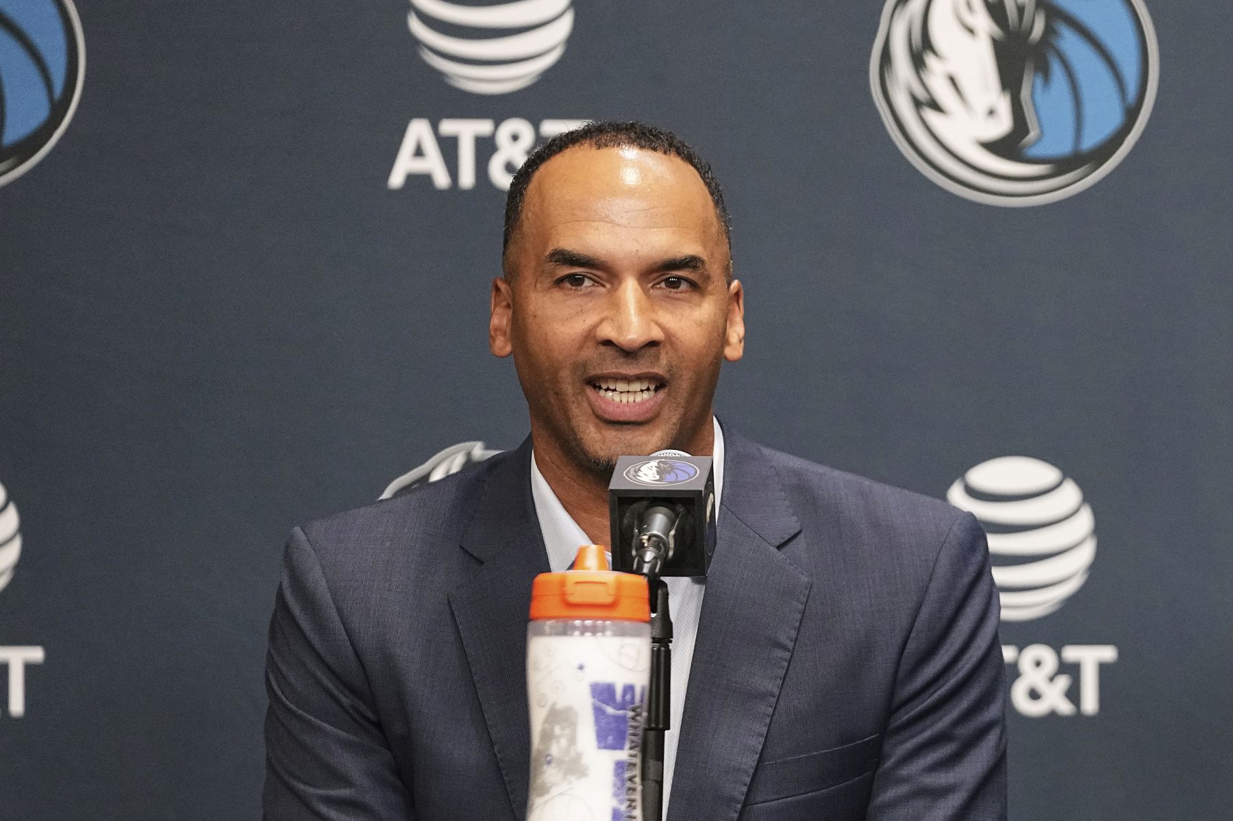 Mavericks는 이전에 해리슨의 특별 출구 채널로 사용되었던 게임 장소의 휴대용 엘리베이터 장치를 해체했습니다.