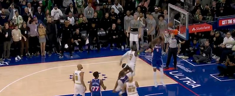 Edwards는 오픈 슛을 놓쳤고 Oubre는 바스켓 아래에서 무방비 상태로 마지막 슛을 위한 후속 레이업을 완료했습니다.