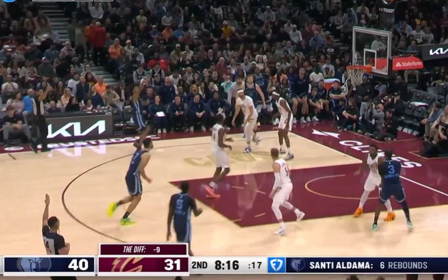 자유투가 많아요! 자렌 잭슨 주니어는 전반전 자유투 11개 중 10개에서 17득점을 기록했습니다.