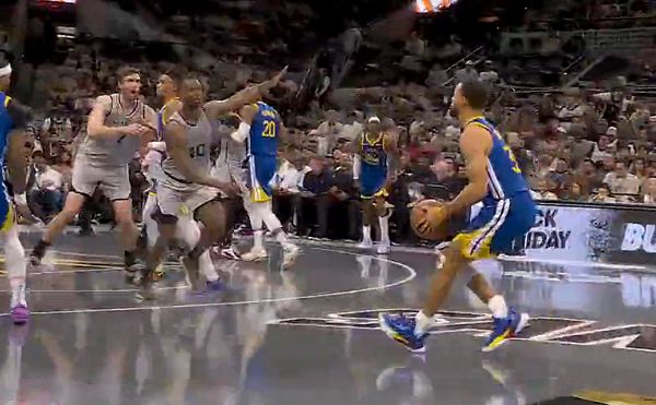 커리는 2쿼터에 새 신발로 바꿨지만 볼 컨트롤 감각은 여전히 강하다.