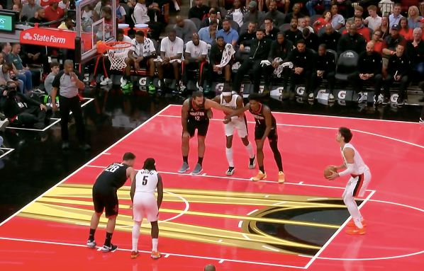 볼 컨트롤을 되찾으세요! 아브디야는 한 쿼터 동안 5대7 슈팅에서 14득점을 기록하며 팀의 득점 추격을 이끌었다.