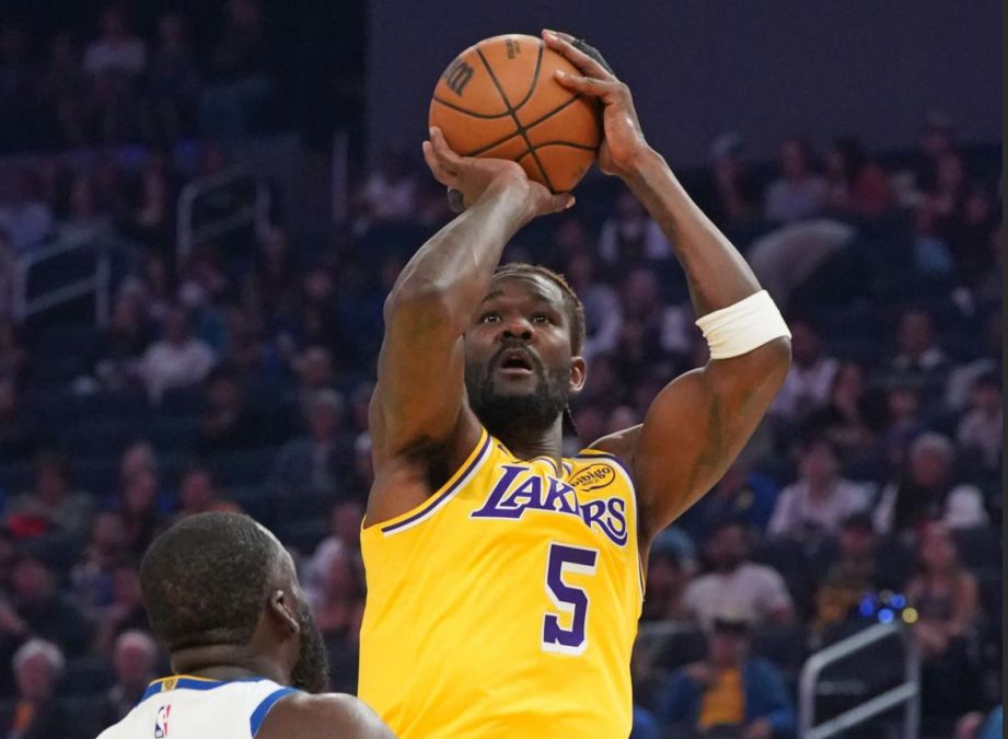 두 주인이 번갈아 가며 먹이를 주고 있어요! Reeves와 Doncic이 합쳐서 Ayton에게 52개의 어시스트를 기록했습니다.