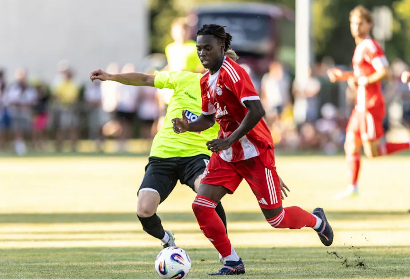 이미지: 17세 바이에른 뮌헨 선수는 밤의 유흥 장소를 자주 방문한 후 그의 옛 클럽으로 다시 보내졌습니다.