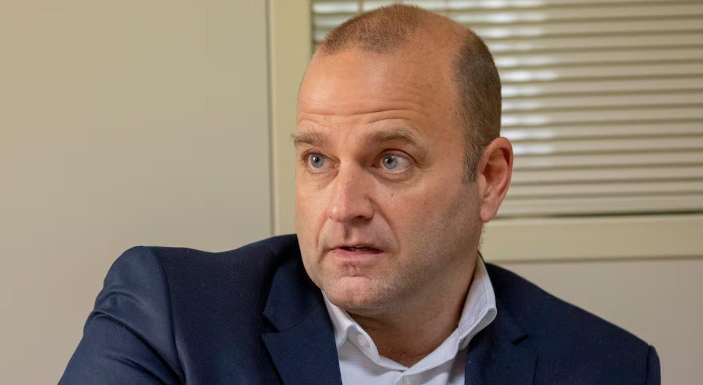 전직 후보, 라포르타 비난: 5년 만에 10억 유로 손실, 그의 리더십 아래 바르셀로나에는 미래가 없다